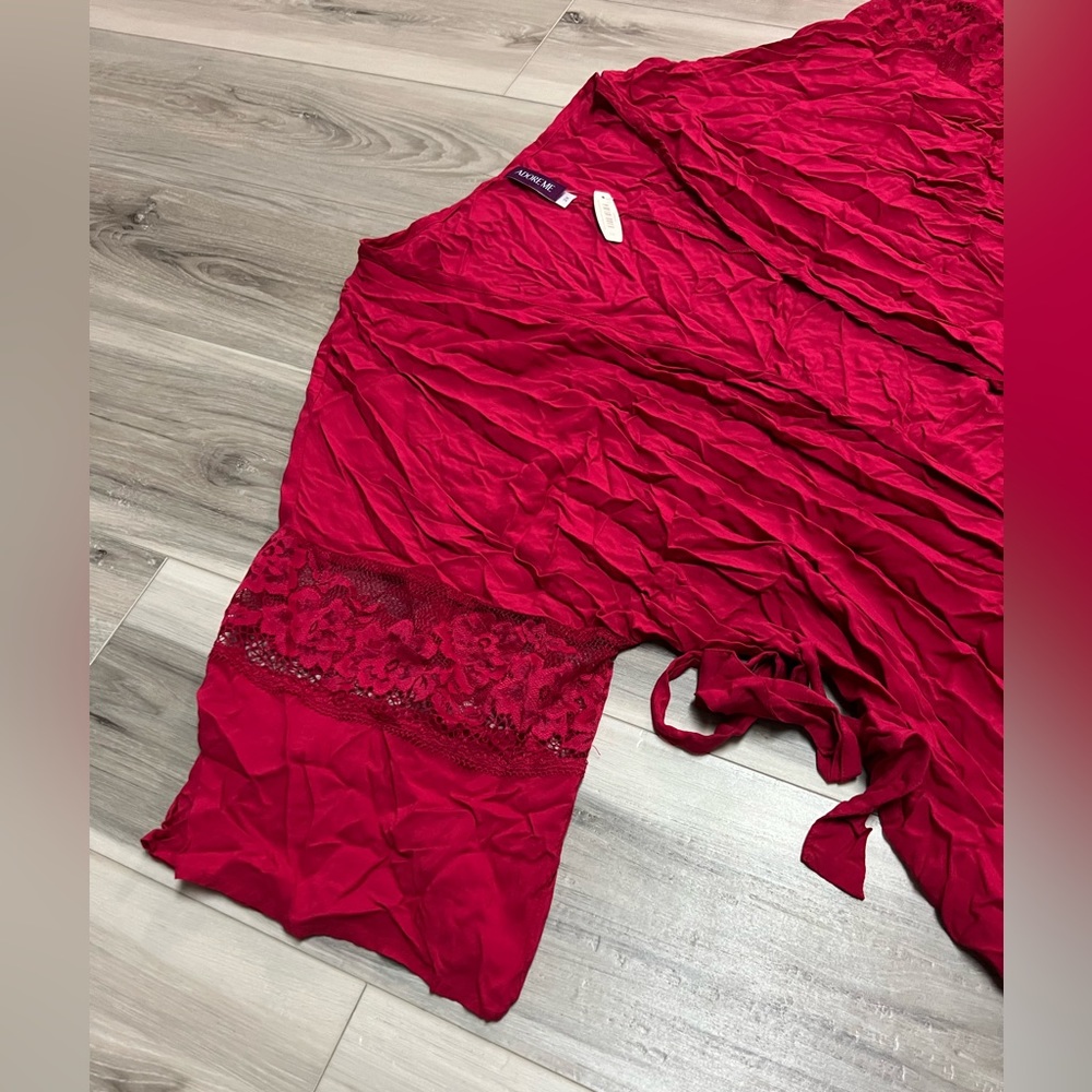 Red robe - Picture 2 of 6